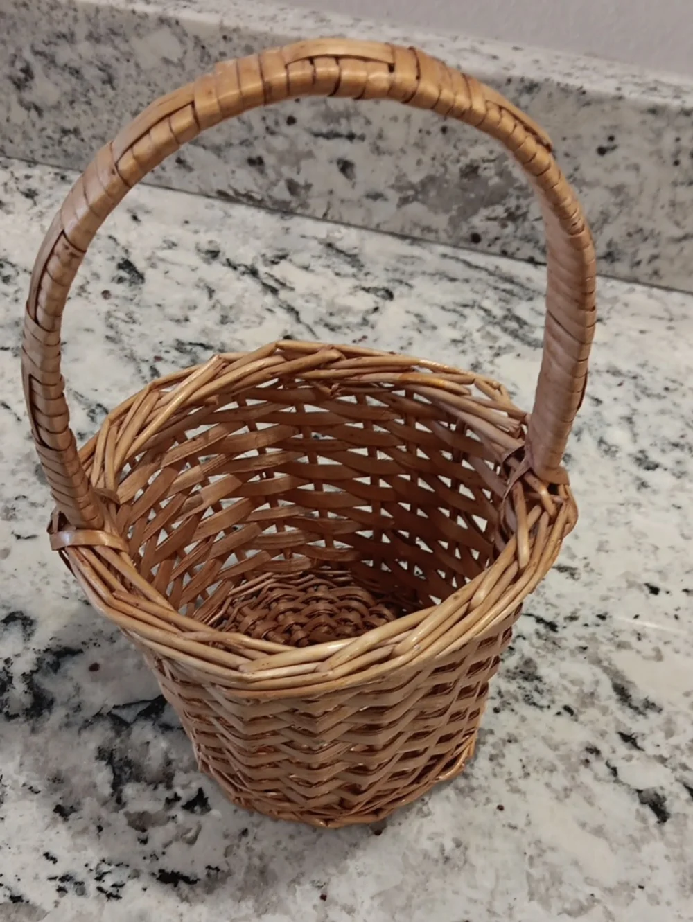 10 Inch Height Natural Colored Round Wicker Basket with Handle